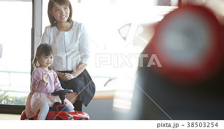 自動車ディーラー 来店 親子 自動車ディーラー 来店 親子 38503254
