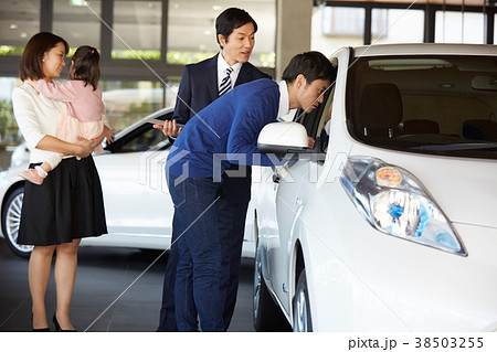 自動車ディーラー　購入を検討するファミリー 38503255
