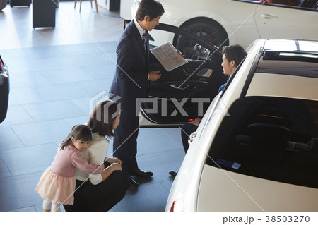 自動車ディーラー　購入を検討するファミリー 38503270