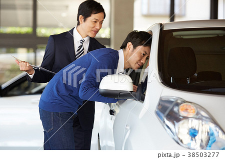 自動車ディーラー　購入を検討する男性 38503277