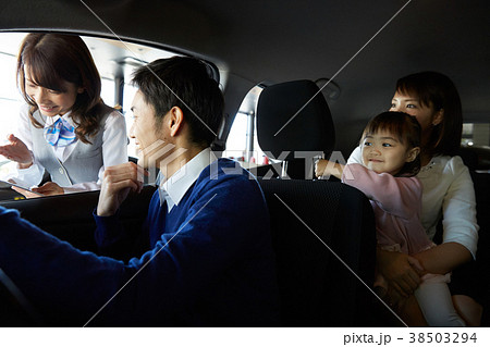 自動車ディーラー　購入を検討するファミリー　試乗 38503294