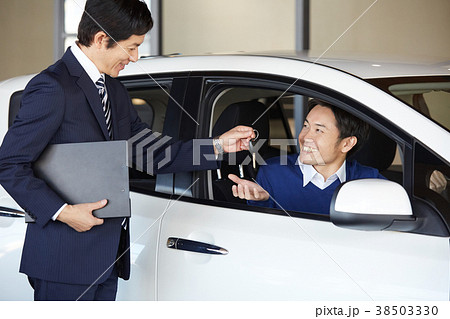 自動車ディーラー　鍵を受け取る男性 38503330