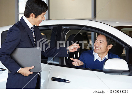 自動車ディーラー　鍵を受け取る男性 38503335