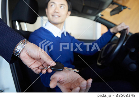 自動車ディーラー　鍵を受け取る男性 38503348