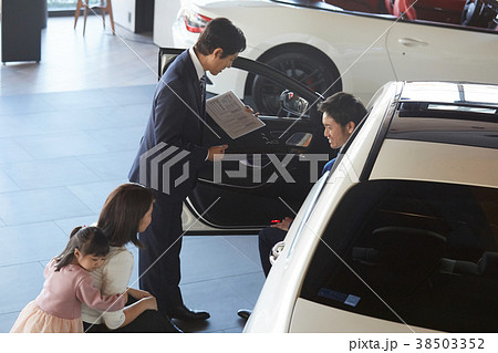 自動車ディーラー　購入を検討するファミリー 38503352