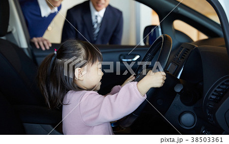 自動車ディーラー 来店 運転席の女の子 自動車ディーラー 来店 運転席の女の子 38503361