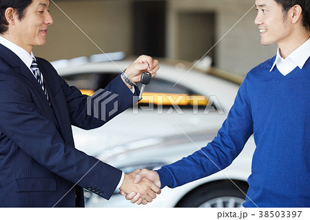 自動車ディーラー　鍵を受け取る男性 38503397