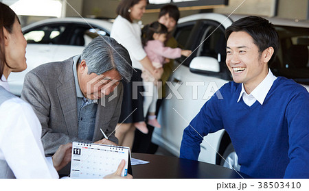 自動車ディーラー　商談　三世代家族 38503410