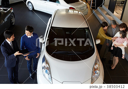 自動車ディーラー　商談　三世代家族 38503412