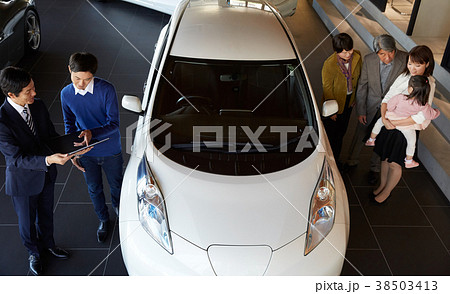 自動車ディーラー 商談 三世代家族 自動車ディーラー 商談 三世代家族 38503413