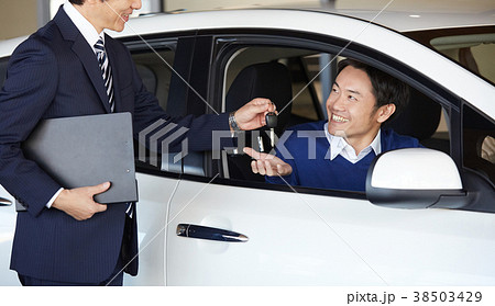 自動車ディーラー　鍵を受け取る男性 38503429