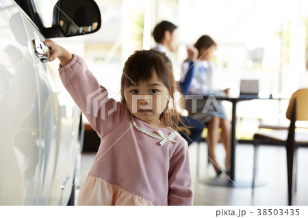 自動車ディーラー　ファミリー　女の子　ポートレート 38503435
