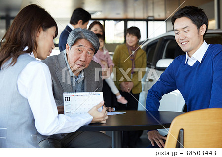 自動車ディーラー　商談　三世代家族 38503443