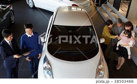 自動車ディーラー　商談　三世代家族 38503466