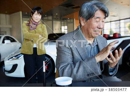 自動車ディーラー 購入を検討するシニア夫婦 自動車ディーラー 購入を検討するシニア夫婦 38503477