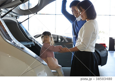 自動車ディーラー　購入を検討するファミリー 38503480