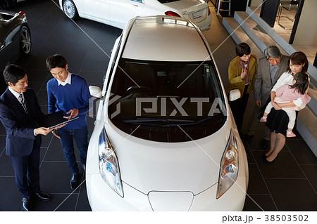 自動車ディーラー　商談　三世代家族 38503502