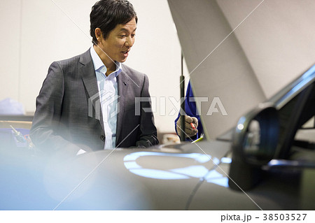 自動車整備　エンジン　整備士とクライアント 38503527