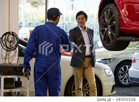自動車整備　ピット　依頼を受ける整備士 38503528