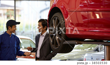 自動車整備 ピット 依頼を受ける整備士 自動車整備 ピット 依頼を受ける整備士 38503530
