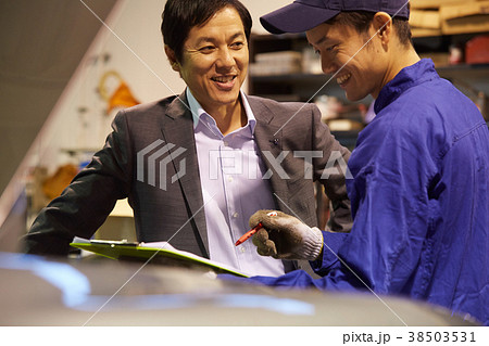 自動車整備　エンジン　整備士とクライアント 38503531