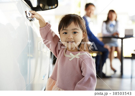 自動車ディーラー ファミリー 女の子 ポートレート 自動車ディーラー ファミリー 女の子 ポートレート 38503543