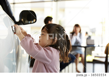 自動車ディーラー　ファミリー　女の子　ポートレート 38503554