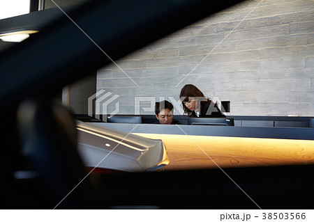 自動車ディーラー　打ち合わせ　スタッフ 38503566