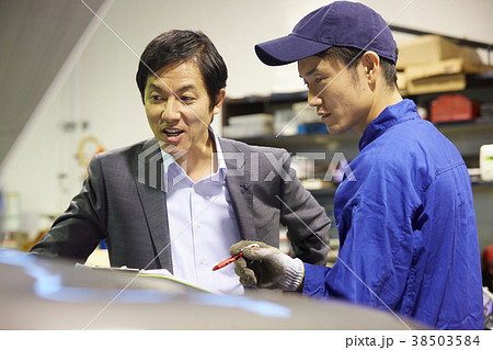 自動車整備 エンジン 整備士とクライアント 自動車整備 エンジン 整備士とクライアント 38503584