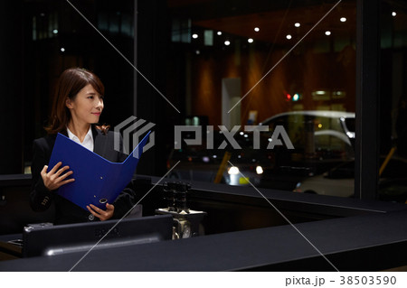 自動車ディーラー　残業　女性　社員 38503590