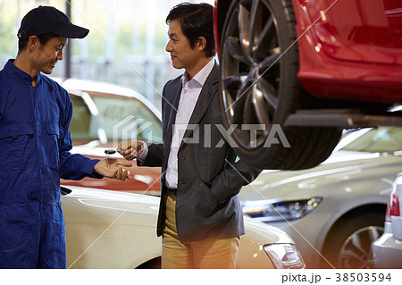 自動車整備 ピット 依頼を受ける整備士 自動車整備 ピット 依頼を受ける整備士 38503594