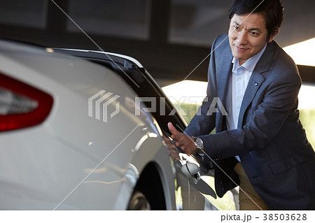 自動車ディーラー　エグゼクティブ　高級車 38503628