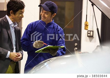 自動車整備　エンジン　整備士とクライアント 38503644
