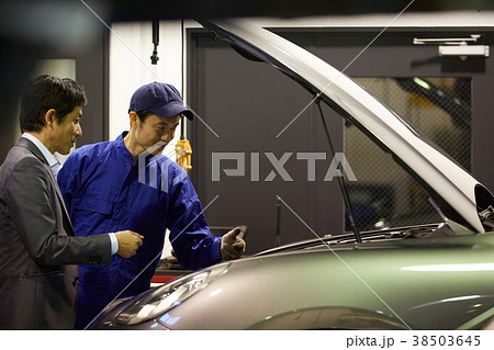 自動車整備　エンジン　整備士とクライアント 38503645