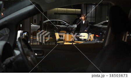 自動車ディーラー　残業　女性　社員 38503673