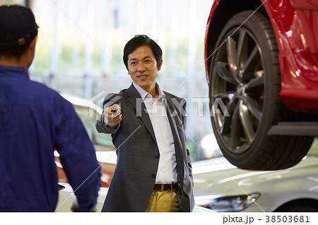自動車整備　ピット　依頼を受ける整備士 38503681