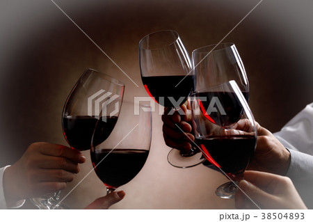 祝杯シーン　赤ワインで乾杯 38504893
