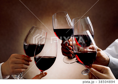 祝杯シーン 赤ワインで乾杯 祝杯シーン 赤ワインで乾杯 38504894