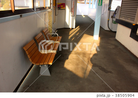 青梅線二俣尾駅の改札口付近にある待合所 38505904