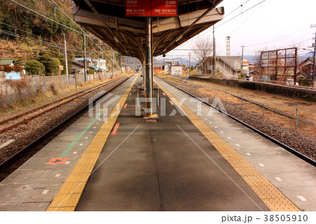 青梅線二俣尾駅のプラットホーム(1) 38505910