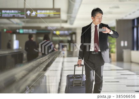 空港のビジネスマンの写真素材