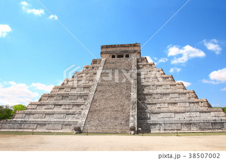 Mayan pyramid Kukulcan Temple, Chichen Itza Mexico Mayan pyramid Kukulcan Temple, Chichen Itza Mexico 38507002