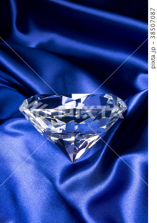 青い布とガラスのジュエリーイメージ 38507087