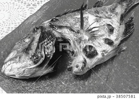 見栄えは良くないが自宅調理の家庭的で素朴な「明石鯛の塩焼き」 38507581