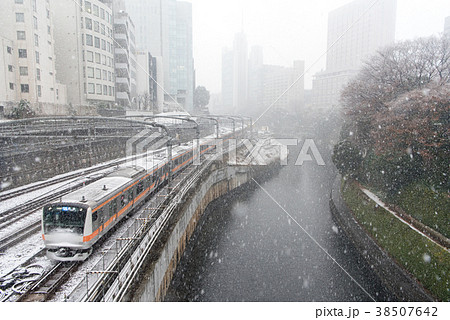 雪降る御茶ノ水(中央線快速電車) 雪降る御茶ノ水(中央線快速電車) 38507642