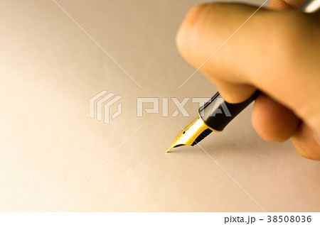 万年筆でサインする右手 38508036