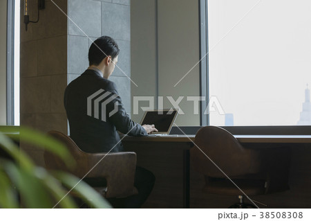 シャアオフィスで作業をするビジネスマン 38508308
