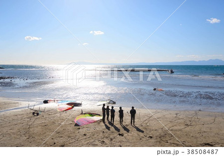 ウインドサーファーが集まる鎌倉材木座海岸 ウインドサーファーが集まる鎌倉材木座海岸 38508487