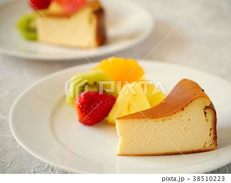 ベイクドチーズケーキ フルーツ添え 横位置 の写真素材