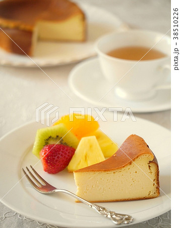 ベイクドチーズケーキと紅茶 縦位置 の写真素材